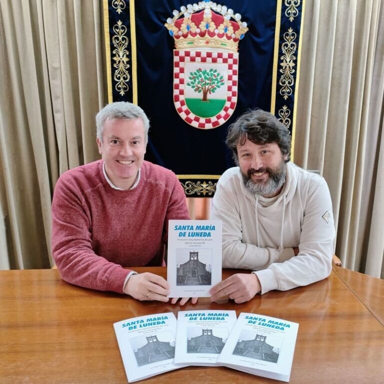 O alcalde da Cañiza recibe un exemplar sobre a historia da igrexa de Luneda