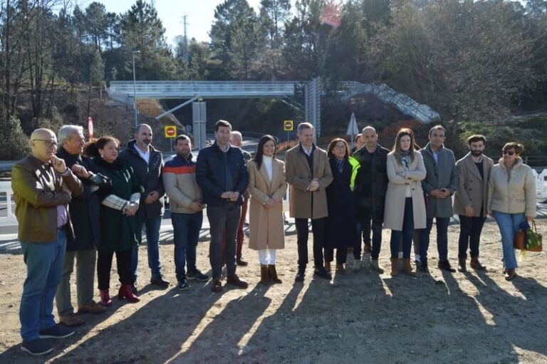 O delegado do Goberno en Galicia visita as obras da pasarela peonil en Amieirolongo
