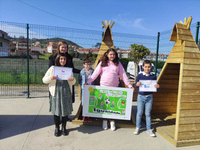 Entrega de premios do concurso de carteis do 8M en Baiona