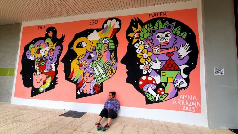 «Mulleres en Acción. Violencia Zero» enche a fachada da piscina municipal da Cañiza de cor e reivindicación feminista