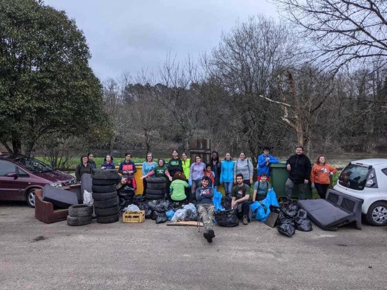 O voluntariado municipal de Ponteareas retira máis de 575 kg de lixo na limpeza ambiental xuvenil na Ponte das Partidas