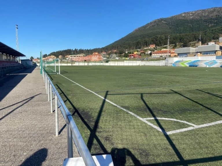 Oia renovará o céspede e as porterías do campo de fútbol das Tornas