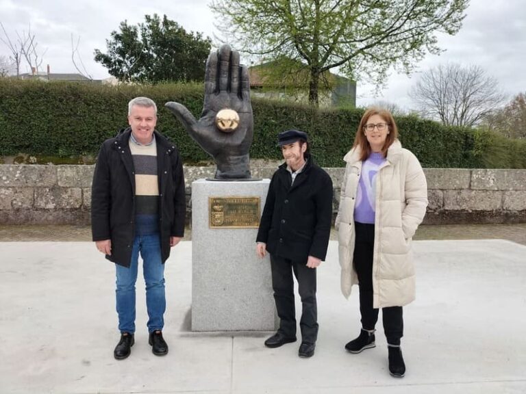 A Cañiza estrea unha escultura de Diego de Giráldez
