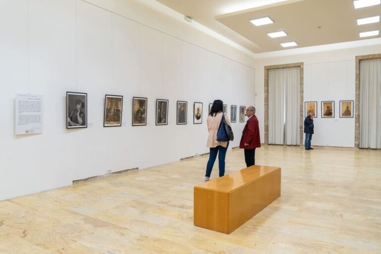 Tui ofrece unha exposición con traballo dos primeiros catro fotógrafos da vila