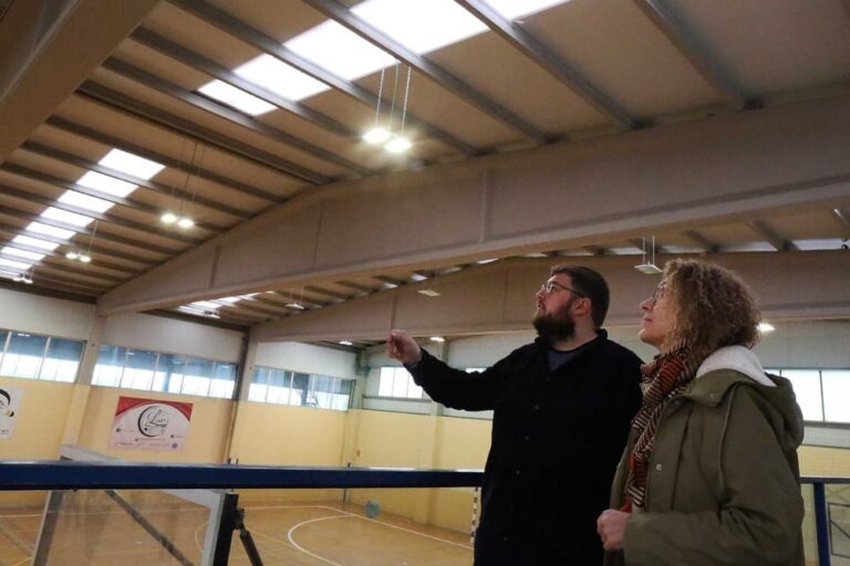 Mellorada a iluminación dos pavillóns do Complexo Deportivo Álvaro Pino de Ponteareas
