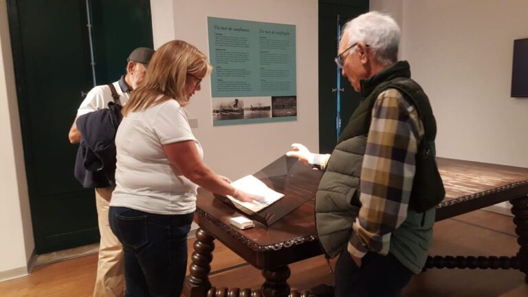 O Concello de Baiona entrega a José Antonio Infante García unha versión dixital do diario cedido á Casa da Navegación