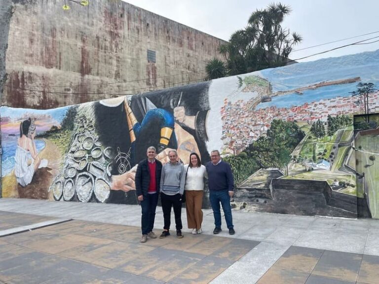 A praza Avelino Vicente lucirá máis fermosa co seu novo mural