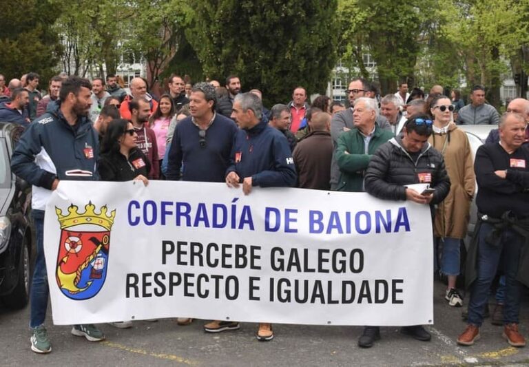 Os percebeiros de Baiona defenden en Santiago os intereses das familias da vila