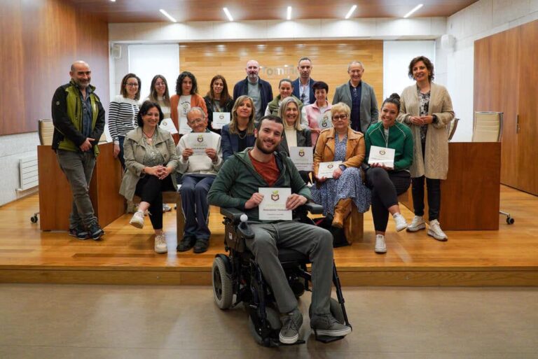 Tomiño entrega o ‘Selo Revitaliza’ a 28 centros da vila