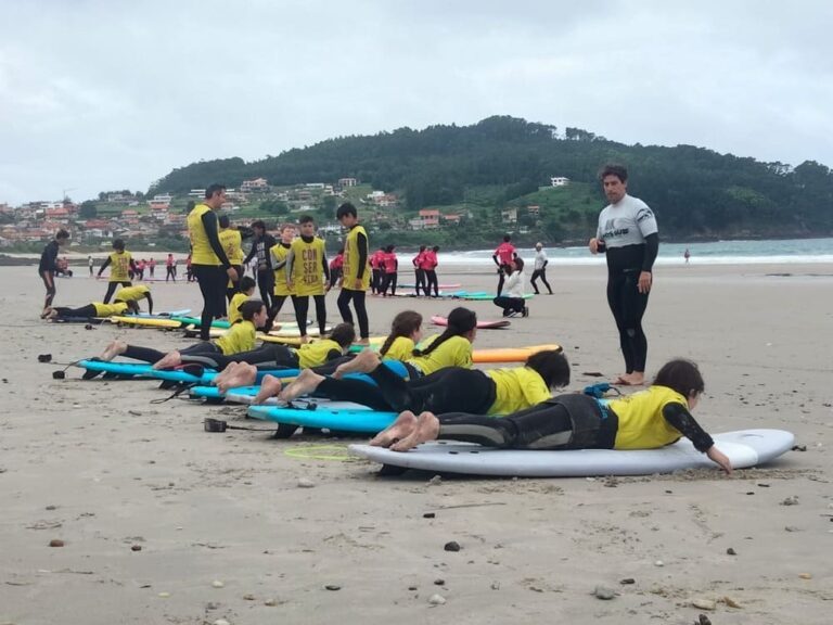 Os nenos do Porriño surfean a súa primeira ola