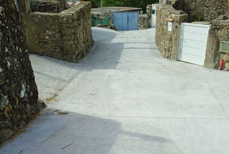 Baiona mellora a base de formigón semipulido dun camiño no barrio Ponte en Baredo