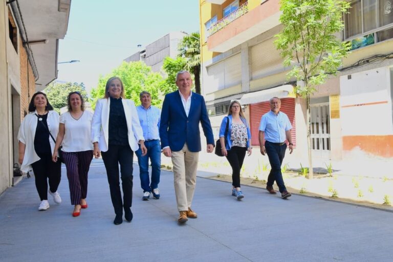 Delfín Domínguez percorre con Carmela Silva o Camiño Escolar Seguro de Ponteareas