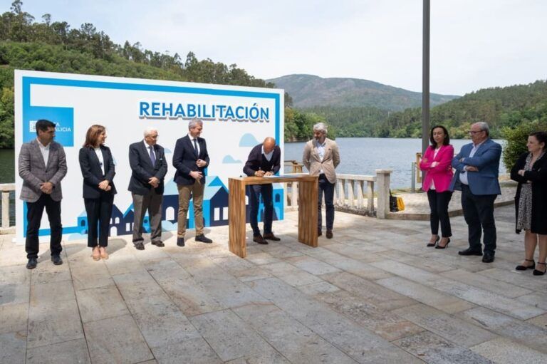 O Porriño formaliza o convenio para rehabilitar os polígonos residenciais de Torneiros