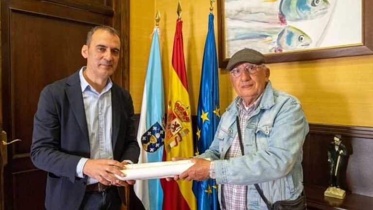 Ramón Amado doa ao Concello de Tui uns mapas cartográficos