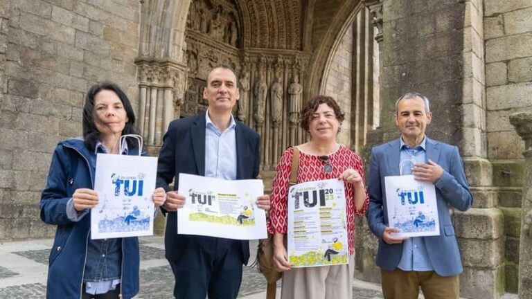 Tui énchese de libros e animación para celebrar o Día das Letras Galegas