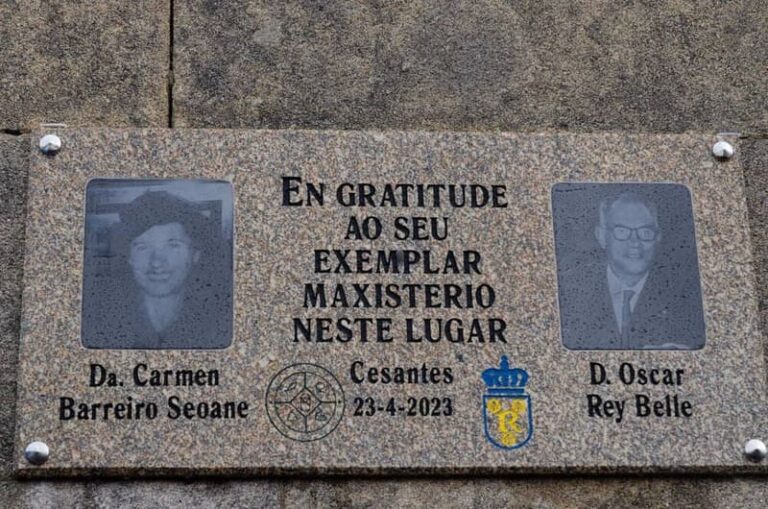 Unha placa inmortaliza o maxisterio de Carmen Barreiro Seoane e Óscar Rey Belle en Cesantes