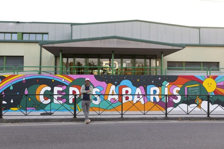 Gran mural no CEIP Sabarís con motivo do seu 50 aniversario