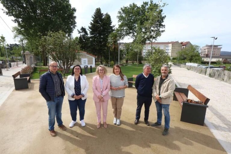A veciñanza de Ponteareas xa goza dun novo parque público na Avenida Sarmiento Rivera