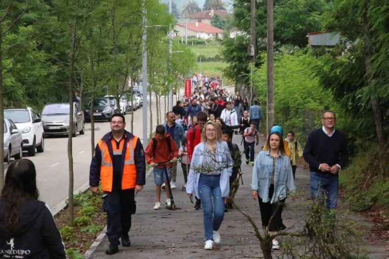 O alumnado de Ponteareas toma o camiño escolar seguro