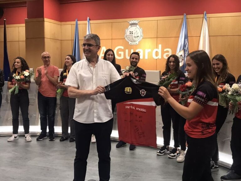 A Guarda realiza unha recepción oficial ás deportistas xuvenís do Clube de Remo Robaleira