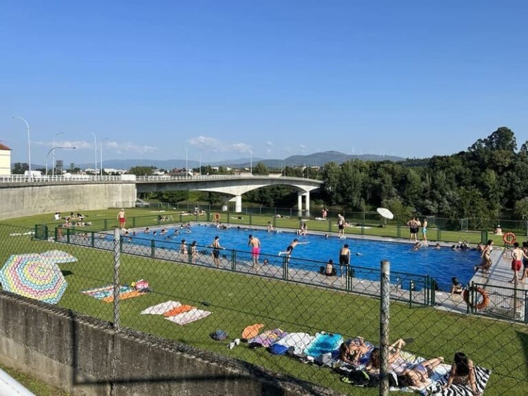 Existosa acollida da apertura das piscinas de Salvaterra