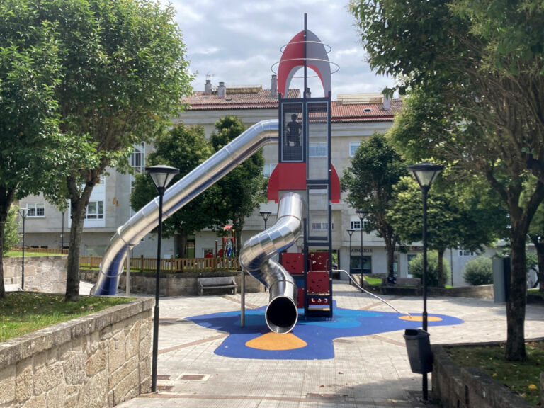 Nigrán estrea a torre de xogo “máis alta da comarca” para dar una nova vida á praza Rosalía de Castro