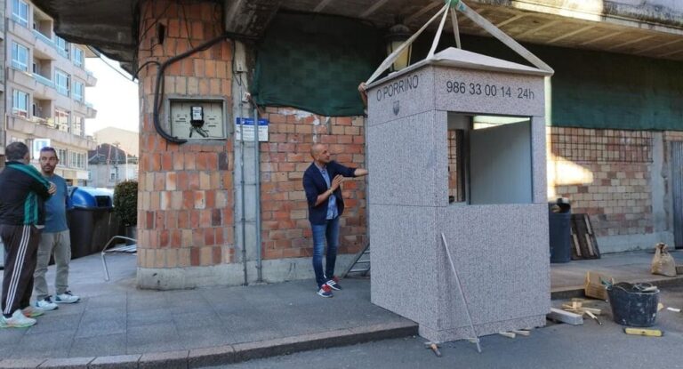 Nova cabina telefónica na parada de taxis do Porriño