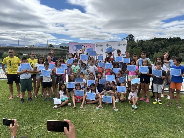 Salvaterra clausura o curso de natación da piscina municipal do mes de xullo