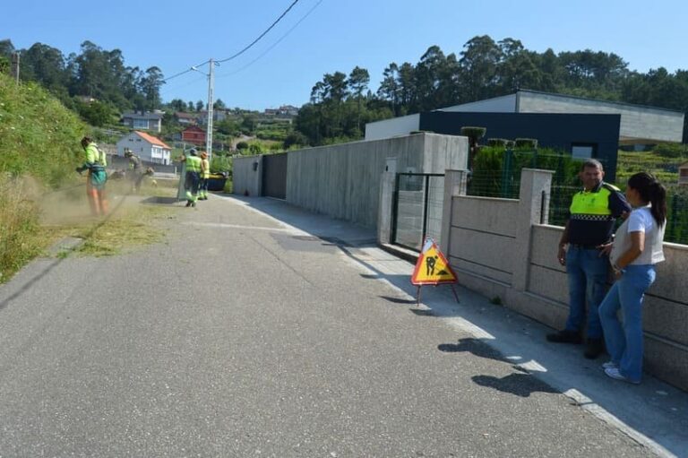 As brigadas de desbroce, dotadas de 20 operarios, traballan a pleno rendemento este verán en Mos