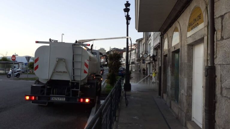 O Concello de Baiona reforza o baldeo das rúas e a limpeza