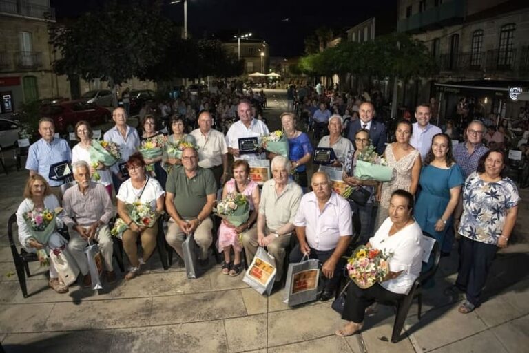 Dez matrimonios danse cita o domingo na Praza do Concello de Arbo