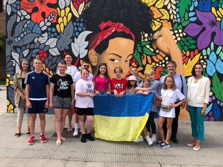 A Deputación dá a benvida ás e aos menores de Ucraína que están a participar no campamento de verán en ‘Príncipe Felipe’