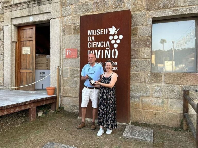 Miguel Mon doa ao Museo da Ciencia e do Viño unha botella da adega familiar de 1887