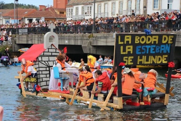 Unha decena de ‘barcos tolos’ inundarán o domingo a Foz no Miñor no “Flota como Poidas”