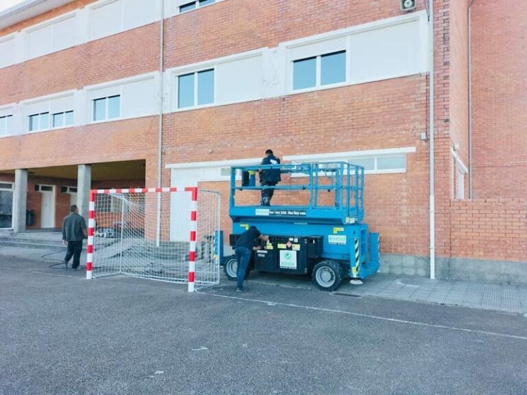 Comezan os traballos de impermeabilización da fachada traseira do C.E.I.P. Fontes-Baíña
