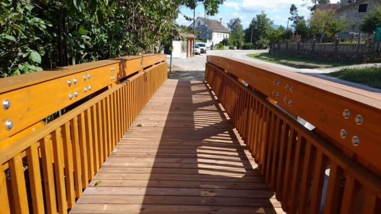 Instalada a pasarela da senda que une Oleiros con Leirado