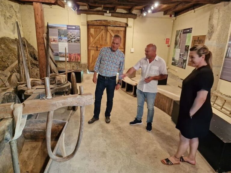 Visita ao serradoiro dos Carranos do delegado territorial da Xunta