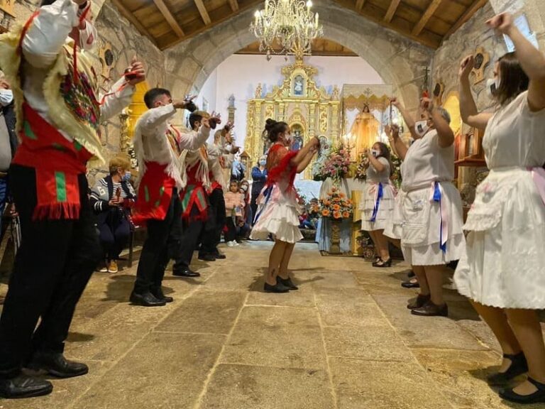 As tradicionais danzas da Virxe do Rosario protagonizan as festas en Prado da Canda, Covelo