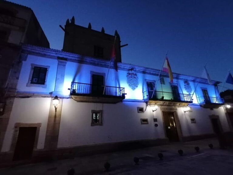 Baiona ilumina de azul a fachada do Concello polo Día Marítimo Mundial Baiona