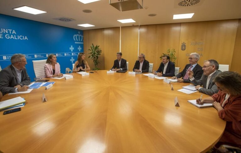 A Xunta e as concesionarias do autobús autonómico impulsan a reserva de billetes
