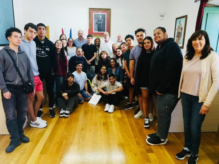 Unha vintena de alumnos do Instituto Arxentino-Gallego Santiago Apóstol visitan Baiona
