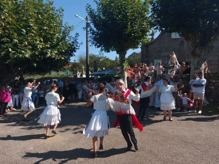 Prado da Canda, en Covelo, volveu lucir coas súas tradicionais danzas brancas
