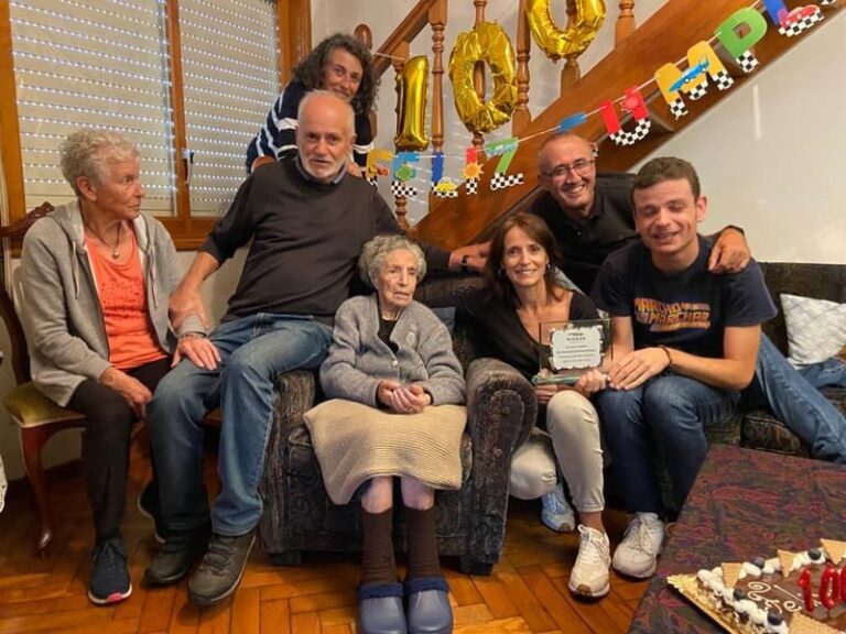 Nigrán felicita no seu aniversario a unha orfa da ‘Volta dos 9’
