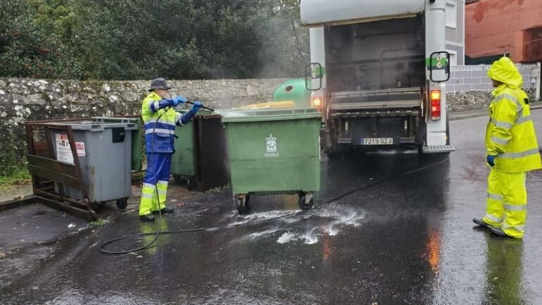 Baiona limpa e desinfecta todos os contedores