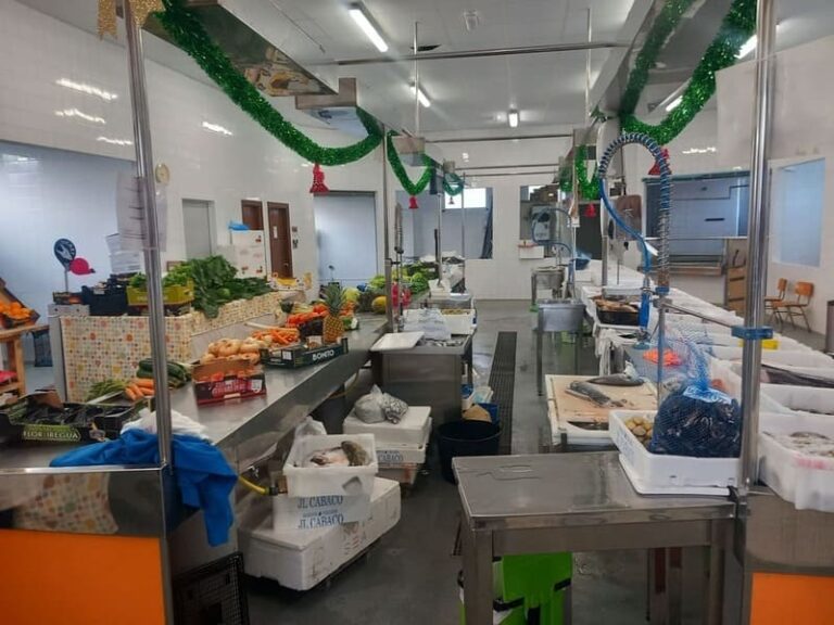 Obras de mellora na praza de abastos de Arbo