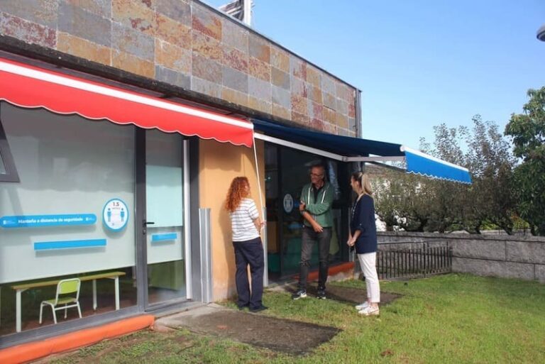 Nigrán renova toldos e estores da escola infantil “A Galiña Azul”