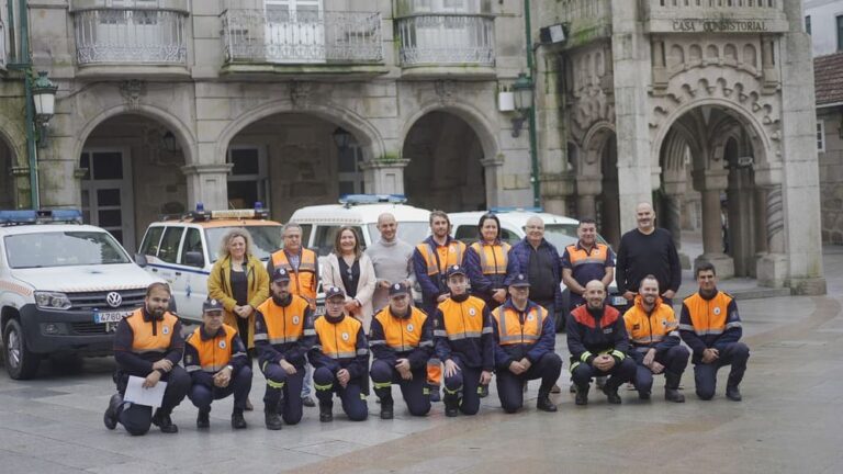 Os novos voluntarios de Protección Civil do Porriño, Val Miñor, Salceda e Redondela reciben os seus carnés