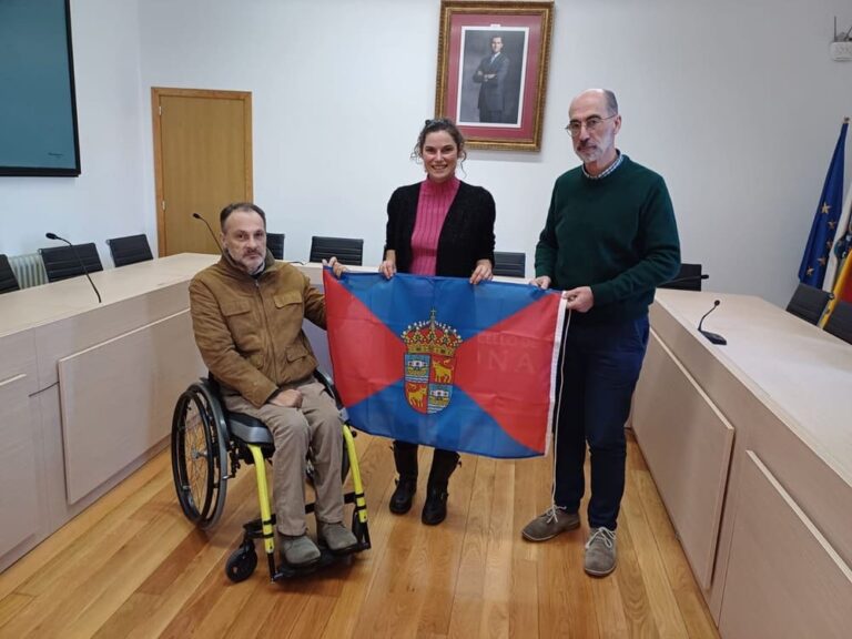 A bandeira de Baiona surcará os mares no velero dunha familia baionesa