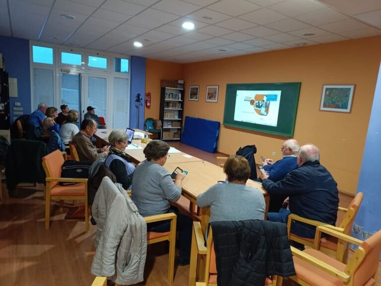 Aprendendo a navegar na rede na sala multiúsos de Covelo
