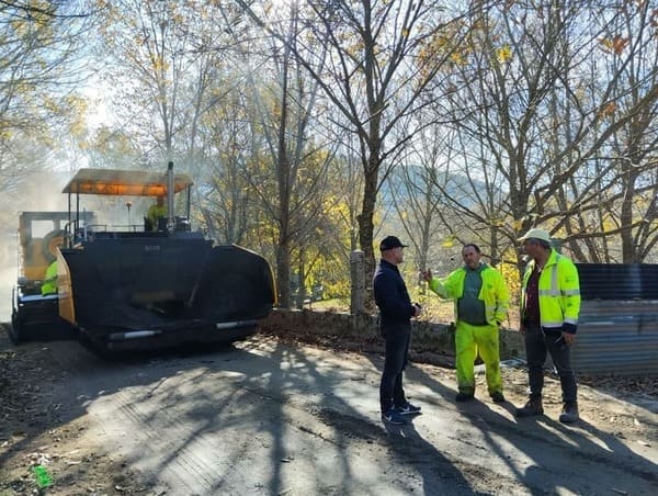 Covelo pavimenta o camiño das Searas en Paraños